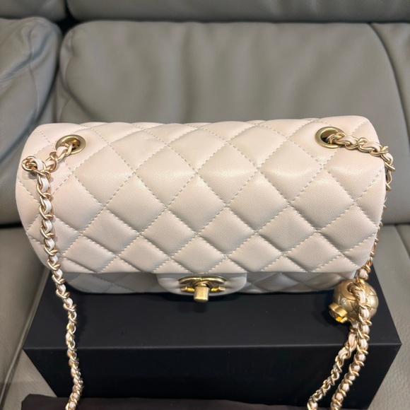 Chanel White Quilted Leather Bag with box and dust bag 20*12*7 - Picture 3 of 11